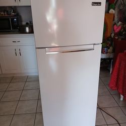 Magic Chef 7.3 Cu 2 Door Mini Fridge In White With Freezer 