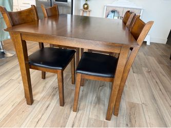 4 chairs and a Dining table in a very good condition