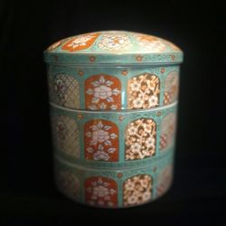 Gold-Lattice Three-Tiered Box