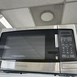 Insignia Countertop Microwave 