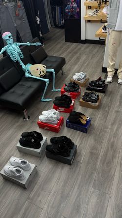 Sneakers / Shoes