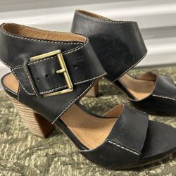 Women’s Clark’s Shoes Akena Size 6