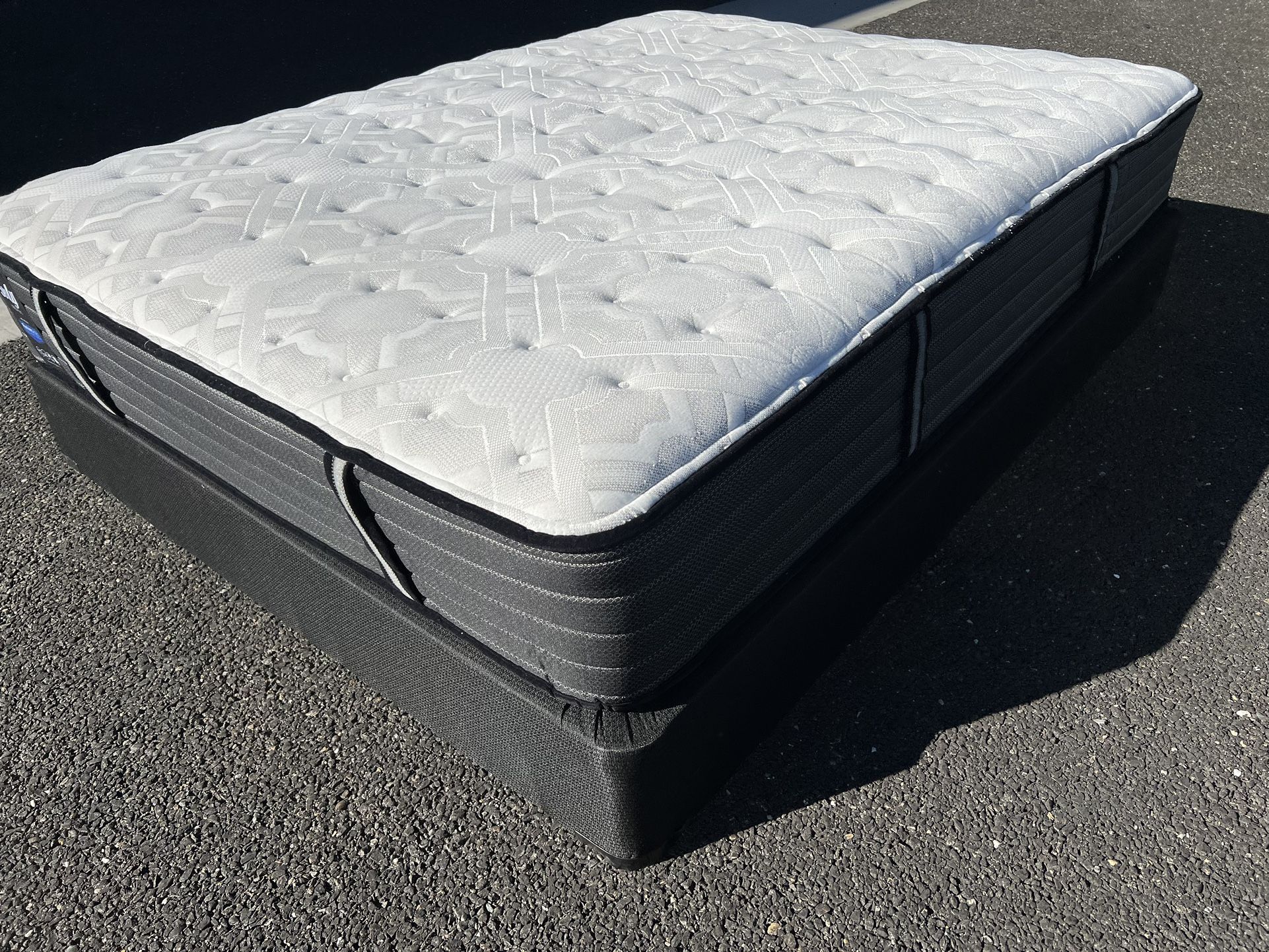 Queen Size Bed ! Queen Bed ! Sealy Posturepedic Queen Mattress And Box