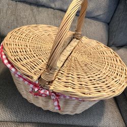Vintage Wicker Picnic basket with double sided mats
