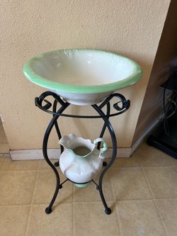 Antique-Style Wash Basin & Pitcher Set.