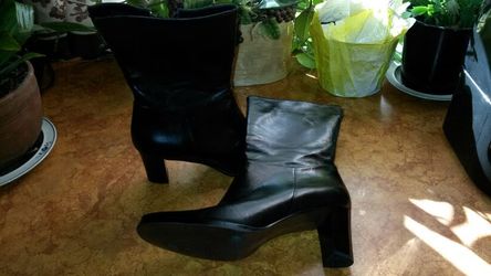 Etienne Aigner leather boots size 7 1/2 (M)