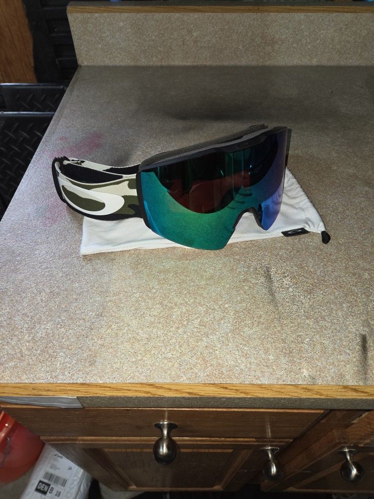 Oakley Snow Goggles Fall Line XM OO7103-2100 Dark Grey with Prizm Snow Jade GBL Camo Strap