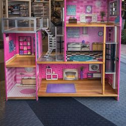Dollhouse / Casa de Muñecas