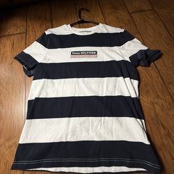 Tommy Hilfiger Box Striped T-Shirt is a regular-fit crewneck made from 100% cotton, featuring a distinctive logo box across the chest Medium on tag  S