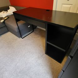 Black Desk