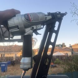 Metabo HPT 2-1/2" 15 Gauge Angled Finish Nailer with Air Duster