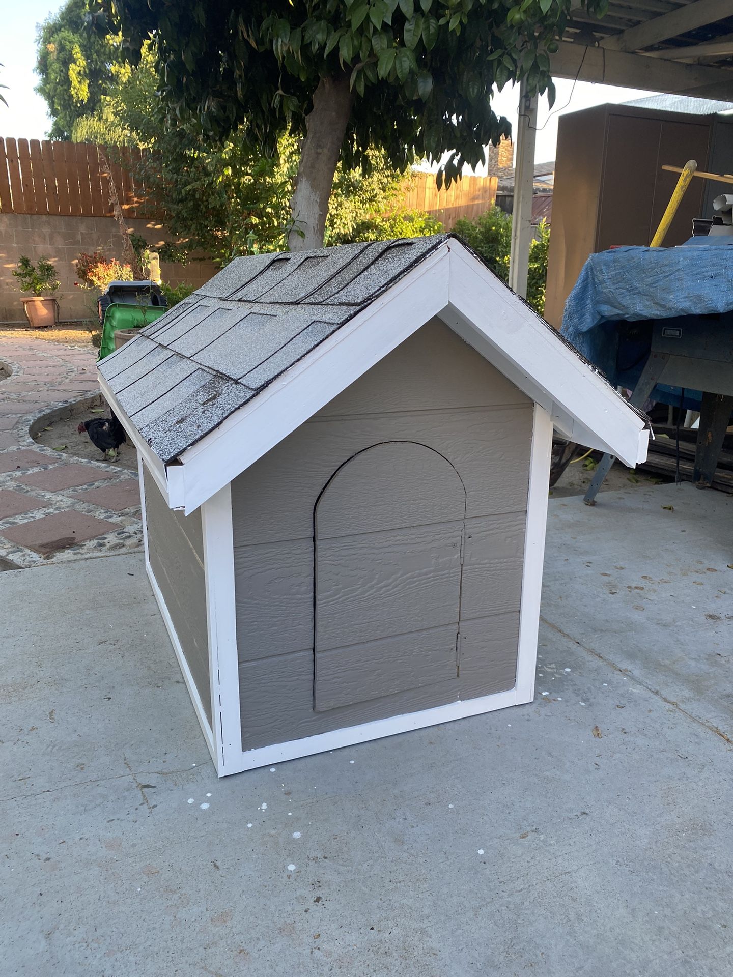 Dog House , with Kannel Cage Included.