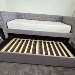 Day Bed With Trundle and Mattress 