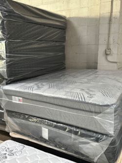 Queen Size Mattress Pillow Top 12"    new mattress in a plastic sealed