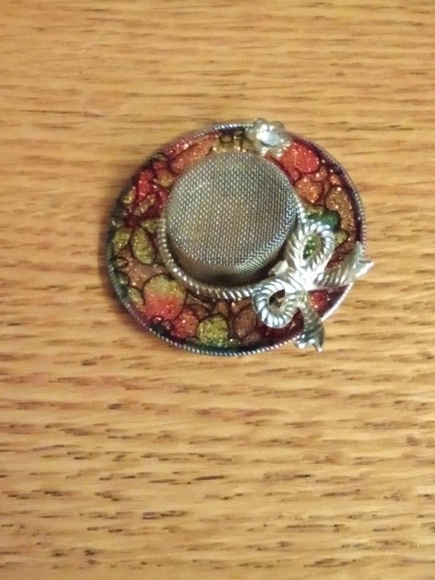 Gorgeous Vintage Enamel and Gold-tone Pin in Design of a Hat