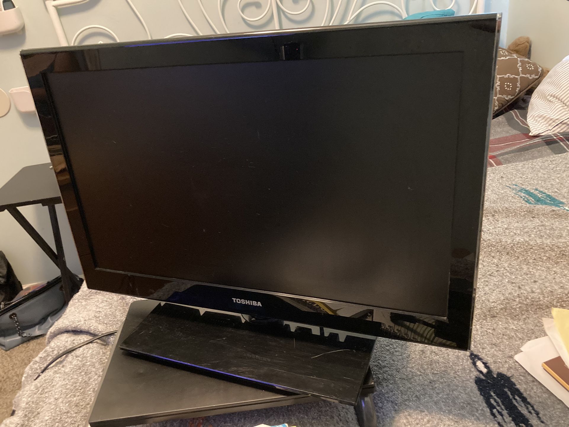 Toshiba LCD TV/ DVD Combo 24”