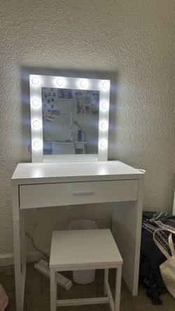 Makeup Vanity With Mirror and Lights