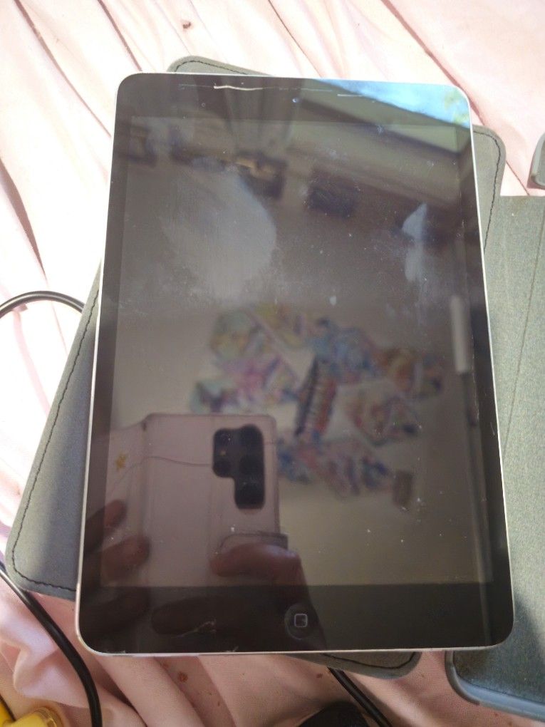 32 GB iPad Mini 1st Generation With Black Cover Stand Case