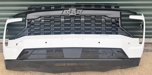 2025-2026 CHEVROLET TAHOE FRONT BUMPER AND GRILL. used. Has minor damage.