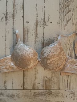 Victoria’s Secret Floral Lace Push Up Bra- 32DD