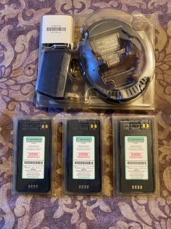 3 Brand New Mororola  Batteries With Brand New Charger For i390 Phone