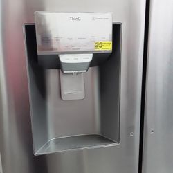 LG REFRIGERATOR  STAINLESS STEEL. IN SPECIAL 