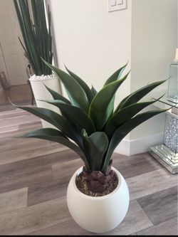 Pretty artificial plant 3 ft with planter ! Brand New