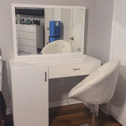 Vanity Set With Chair And Draw Dividers