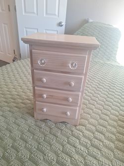 Mini jewelry dresser