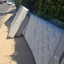 FREE 3 Twin Mattress/boxspring 1 queen