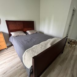 Queen Size, Wooden Bed/bed frame 