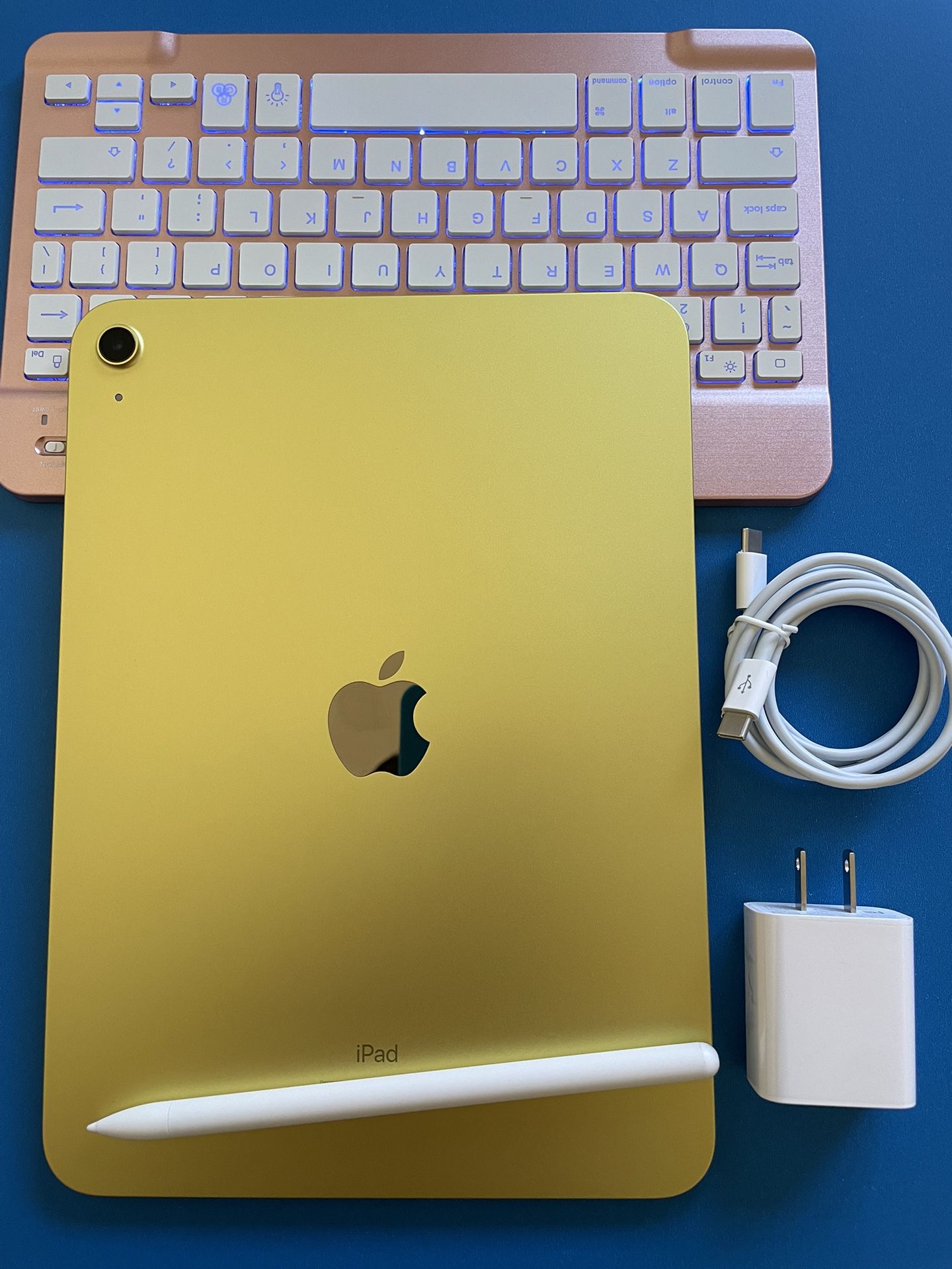 256gb Apple IPad 10th Generation (10.9” Liquid Retina / Latest 2022 model) with pen keyboard case & Accessories (warranty 10/ 2024)