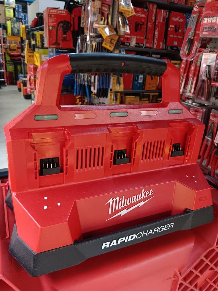 MILWAUKEE PACKOUT Six Bay Rapid Charger