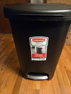 Rubbermaid black 13gal trash bin