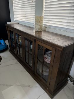 Accent cabinet