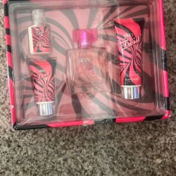 Woman’s Perfume Set