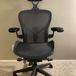 Herman Miller Remastered Aeron Size C with headrest