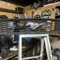 2010-2012 Ford Mustang V6 Grill
