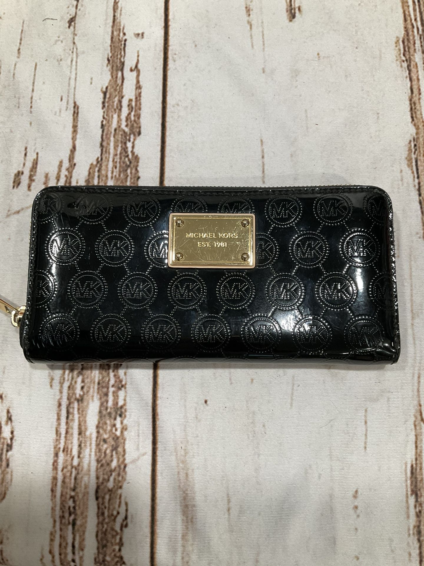 MICHAEL KORS PATENT LEATHER ZIPPY WALLET 
