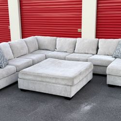 *Free Delivery* 5 Piece Ashley Furniture Sectional w/ Ottomon + 6 accent Pillows