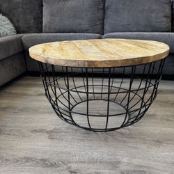 Round wood farmhouse coffee table - in very good condition