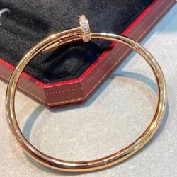 Nail bracelet, made of rose gold material