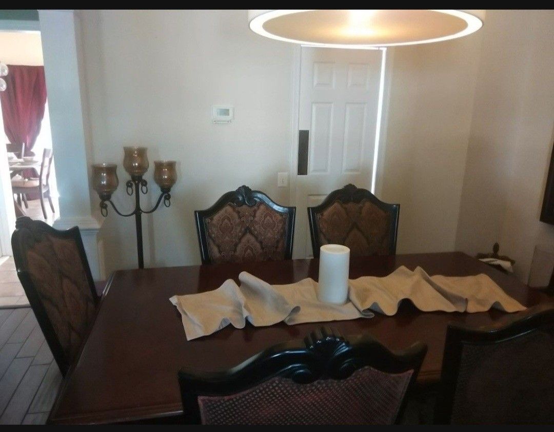 Nice Dinner Table & 8 Chairs