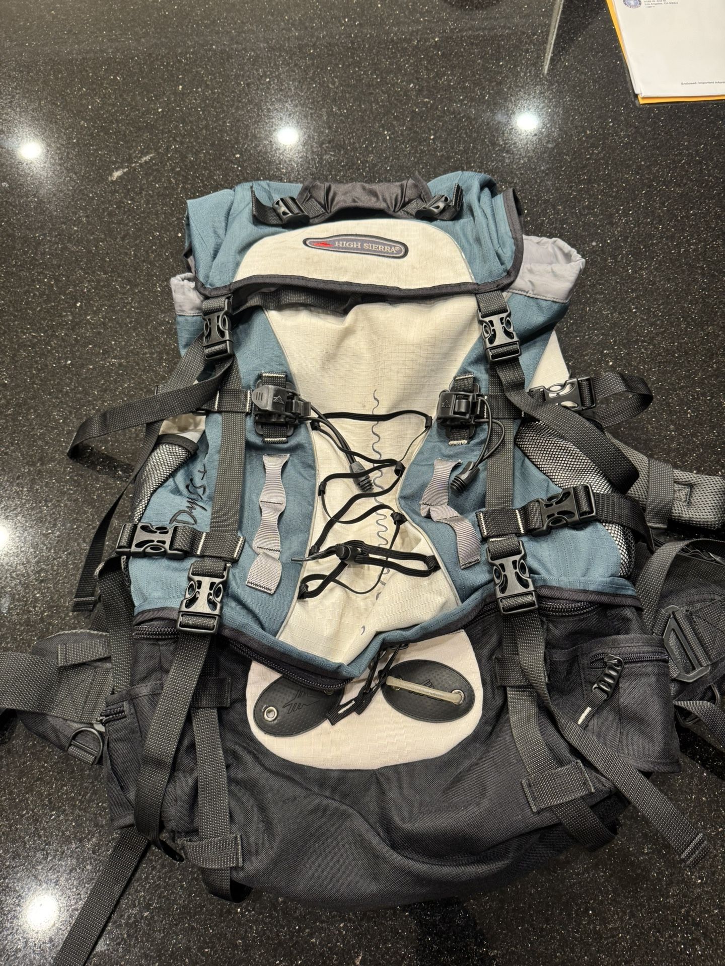 High Sierra Travel Hiking Camping Backpack (Dyno SS + 10). In great condition. Comes complete with stowable rain cover that also makes the backpack fi
