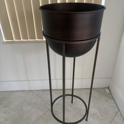 Wesley Metal Plant Stand / Planter