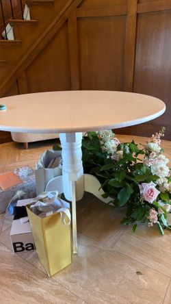 Round white table