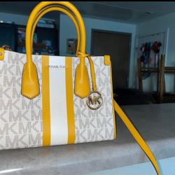 MICHAEL KORS OUTLET SHEILA Logo Jacquard Center Zip Satchel Small Handbag