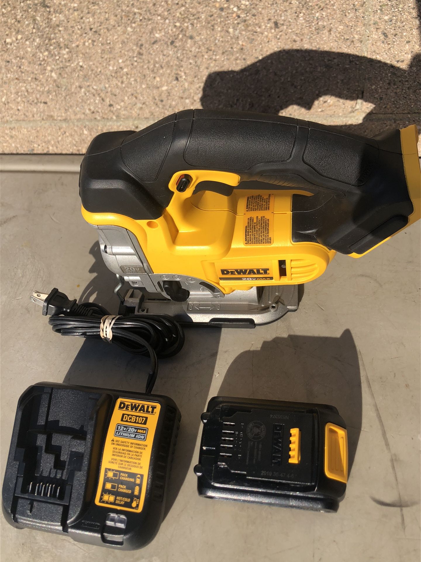 DeWalt DCS331 20V Cordless Variable Speed Jig Saw Kit w/ Battery and Charger