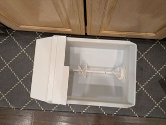 Refrigerator Ice Maker Bin with Auger