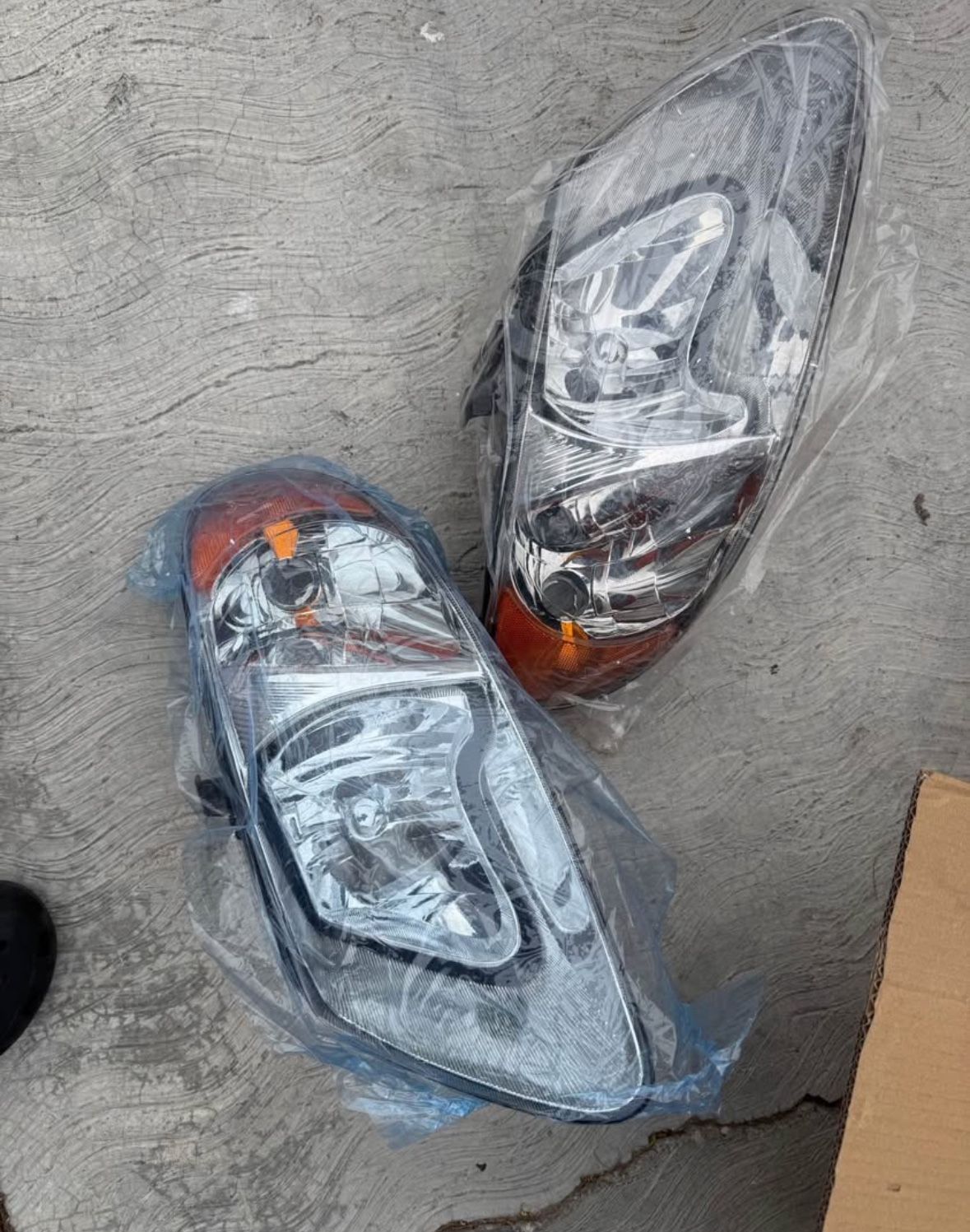 2001 - 2007 Dodge Caravan / Chrysler / Headlights